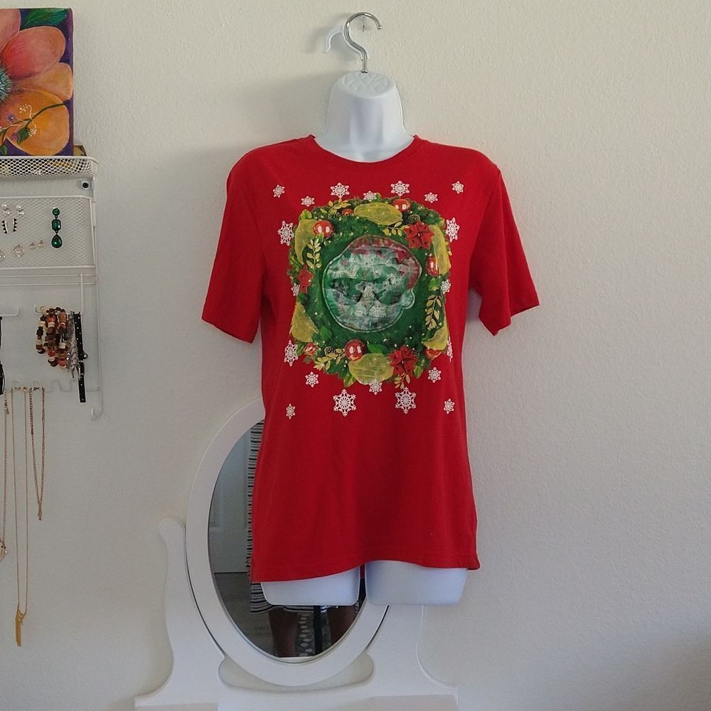 Well Worn Women’s Christmas Cat Graphic Tee Red Holiday Shirt Sunglasses Cat Siz